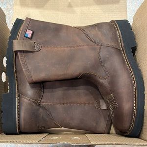 Danner cowboy work boots size 8.5D— new in box